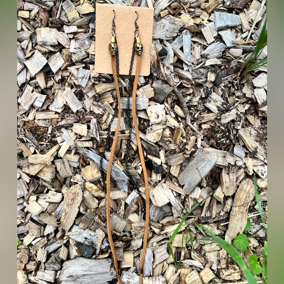 Leather chains and skulls - Picture 1 of 7